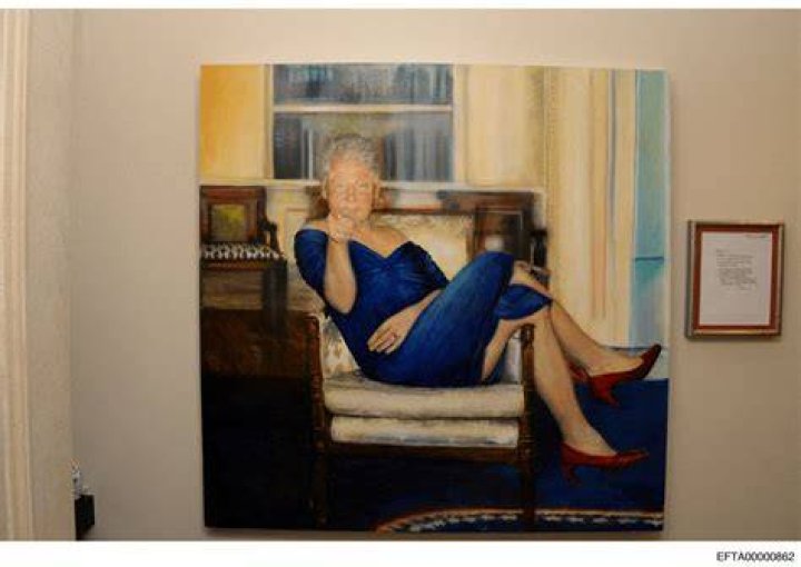 Epstein had painting of Bill Clinton in dress in townhouse ·