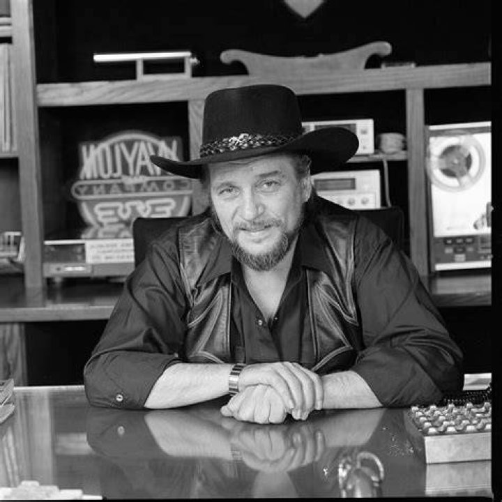 Is Struggle Jennings related to Waylon Jennings? ·