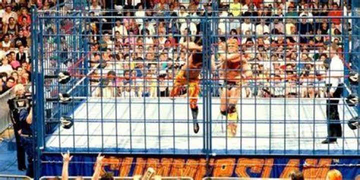 Johnny Mundo vs. Sexy Star in a cage match for the