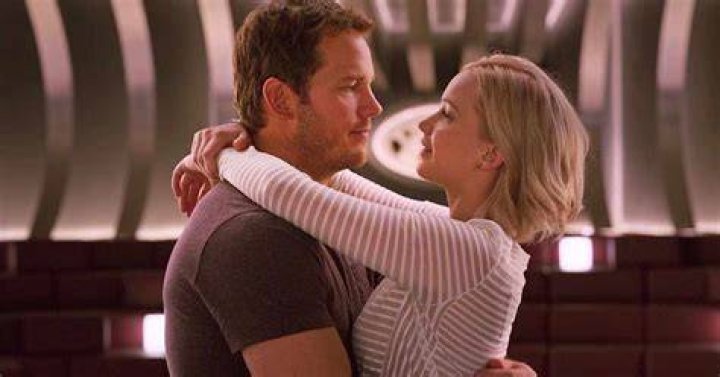 Watch Jennifer Lawrence and Chris Pratt Charmingly Discuss Man Boobs ·